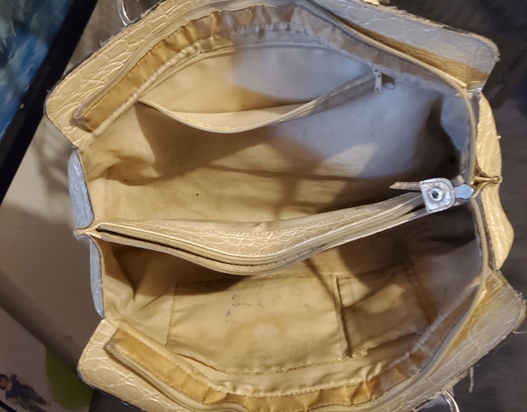 OFF WHITE GUESS PURSE - Picture 2 of 2